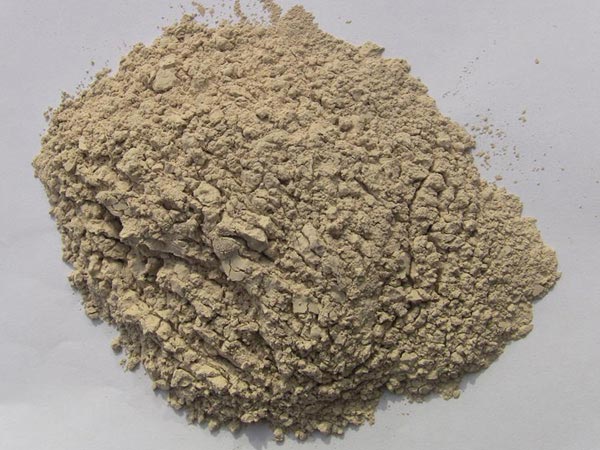 礬土性質(zhì) 礬土主要成分是氧化鋁，為煉鋁和耐火材料的主要原料。白色或灰白色，因含鐵而呈褐黃或淺紅色。密度3.45g/cm3，硬度1～3，不透明，質(zhì)脆。極難熔化，不溶于水，能溶于硫酸、氫氧化鈉溶液。 地區(qū)分布 中國鋁土礦資源比較豐富，在全國18個(gè)省、自治區(qū)、直轄市已查明鋁土礦產(chǎn)地205處，其中大型產(chǎn)地72處（不包括臺灣），主要分布在山西、山東、河北、河南、貴州、四川、廣西、遼寧、湖南等地。 投資前景 1.可用于煉鋁工業(yè)。用于國防、航空、汽車、電器、化工、日常生活用品等。 2.可用于精密鑄造。礬土熟料加工成細(xì)粉做成鑄模后精鑄。用于軍工、航天、通訊、儀表、機(jī)械及醫(yī)療器械部門。 3.可用于耐火制品。高鋁礬土熟料耐火度高達(dá)1780℃，化學(xué)穩(wěn)定性強(qiáng)、物理性能良好。 4.硅酸鋁耐火纖維。用于鋼鐵、有色冶金、電子、石油、化工、宇航、原子能、國防等多種工業(yè)，消防人員可用耐火纖維布做成衣服。 5.制造礬土水泥、研磨材料、陶瓷工業(yè)以及化學(xué)工業(yè)可制鋁的各種化合物。 鋁礬土磨粉制備 鋁礬土粉是選用煅燒過的熟鋁礬土礦石用雷蒙磨加工制成的細(xì)粉，粒度通常為100目-325目，在耐火材料行業(yè)得到了廣泛的應(yīng)用。通常加工的流程為先經(jīng)顎式破碎機(jī)進(jìn)行破碎，然后篩分進(jìn)入鋁礬土雷蒙磨或鋁礬土超細(xì)磨粉機(jī)中，進(jìn)行鋁礬土粉制備，使其應(yīng)用更加廣泛。